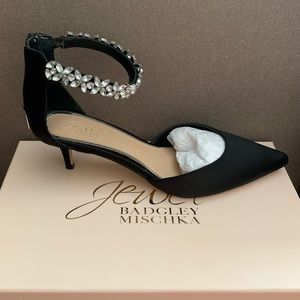 Madgley Mischka “Jewel” kitten heels 👠